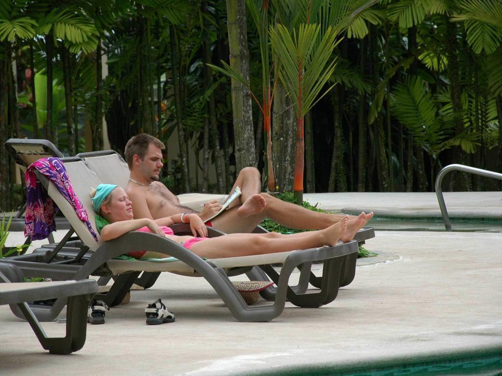 Arenal Backpackers Resort La Fortuna Exteriör bild A couple sunbathing