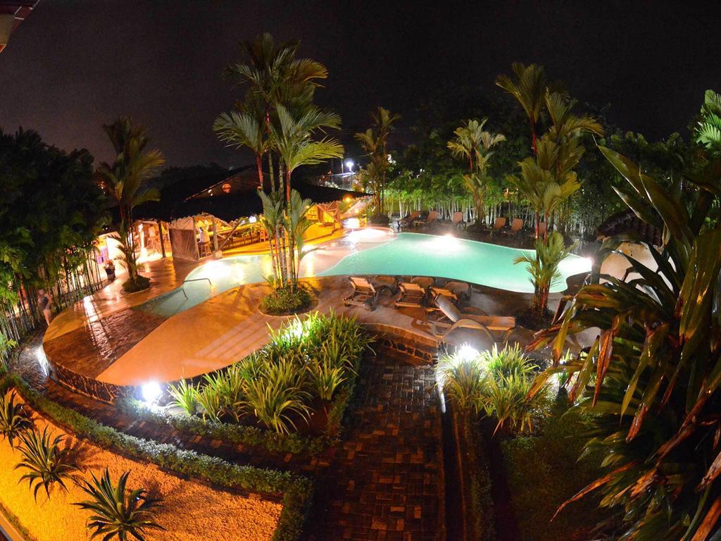 Arenal Backpackers Resort La Fortuna Exteriör bild The pool at night