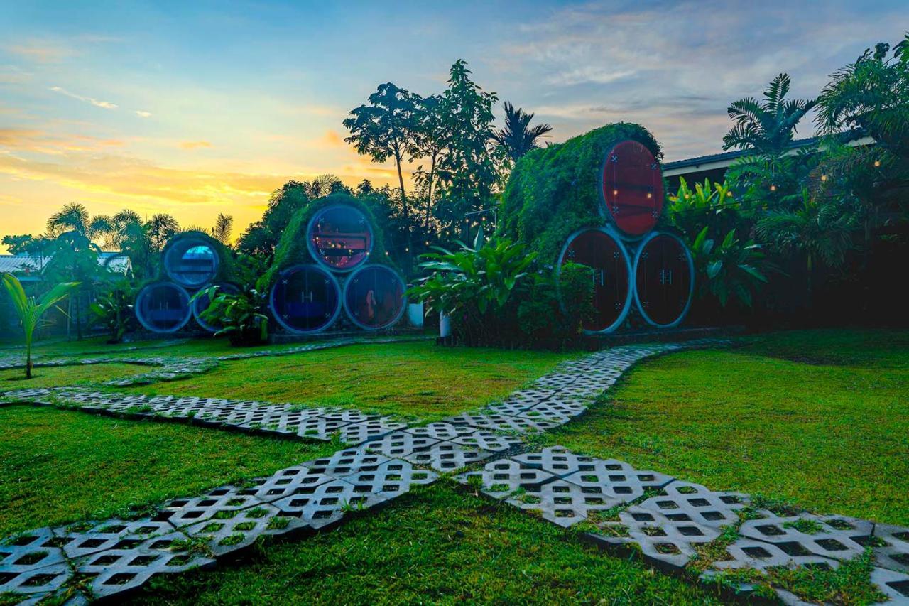 Arenal Backpackers Resort La Fortuna Exteriör bild The resort's "Bubble" rooms