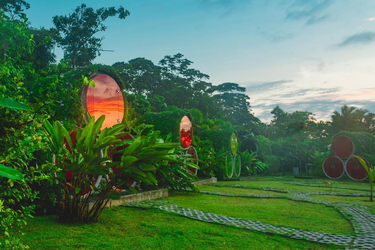 Arenal Backpackers Resort La Fortuna Exteriör bild The "Garden of the Sun" at the resort