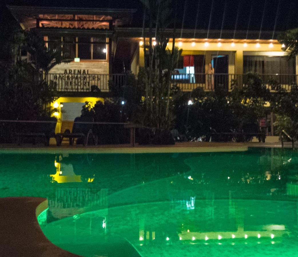 Arenal Backpackers Resort La Fortuna Exteriör bild The pool at the hotel