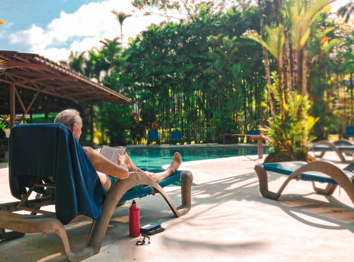 Arenal Backpackers Resort La Fortuna Exteriör bild A man relaxing at a resort