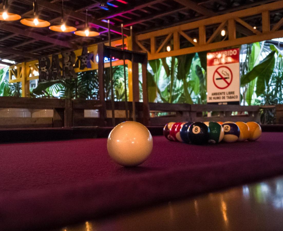 Arenal Backpackers Resort La Fortuna Exteriör bild Pool table