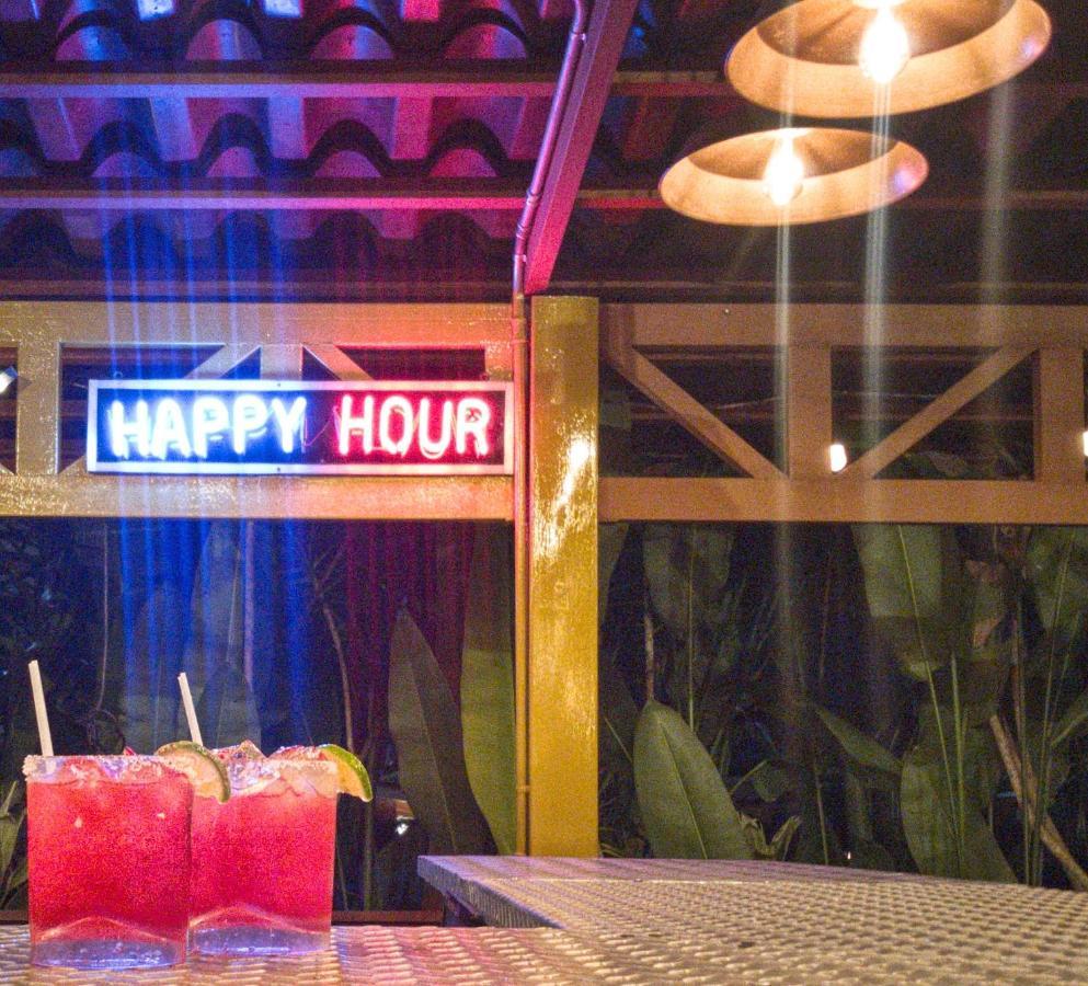 Arenal Backpackers Resort La Fortuna Exteriör bild Happy hour sign