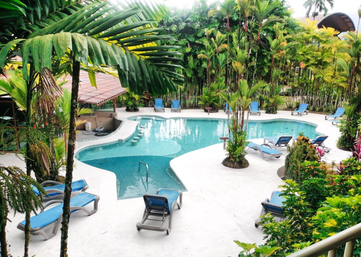 Arenal Backpackers Resort La Fortuna Exteriör bild The swimming pool at the resort