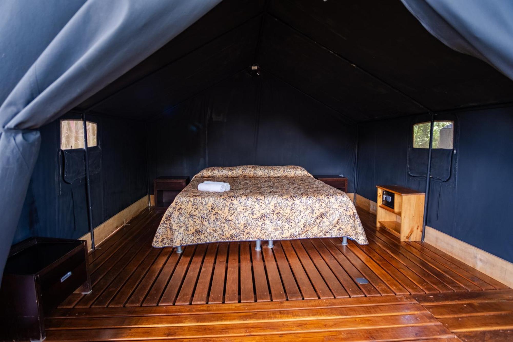 Arenal Backpackers Resort La Fortuna Exteriör bild Interior of a tent at the resort