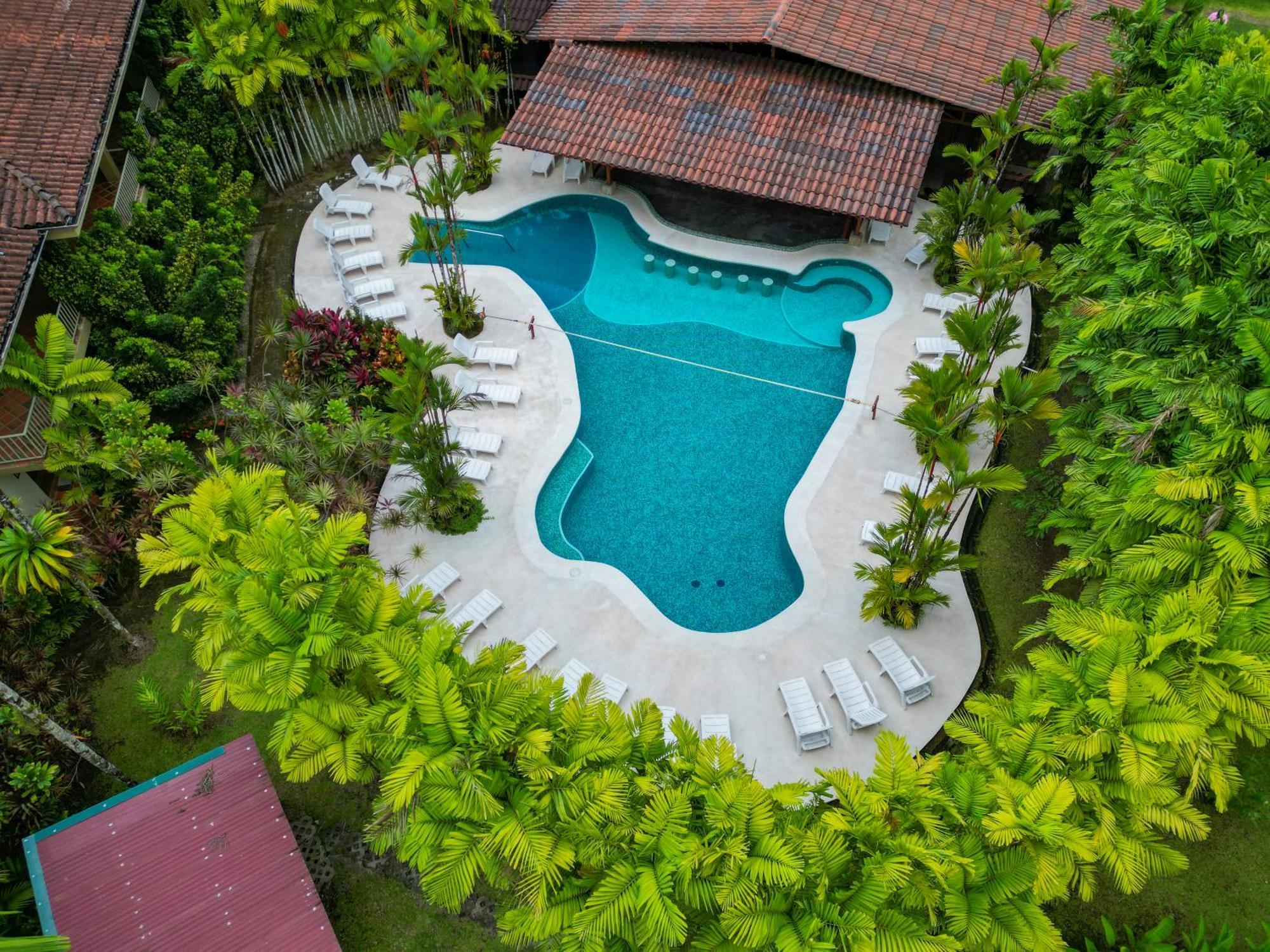 Arenal Backpackers Resort La Fortuna Exteriör bild Aerial view of the swimming pool at the hotel