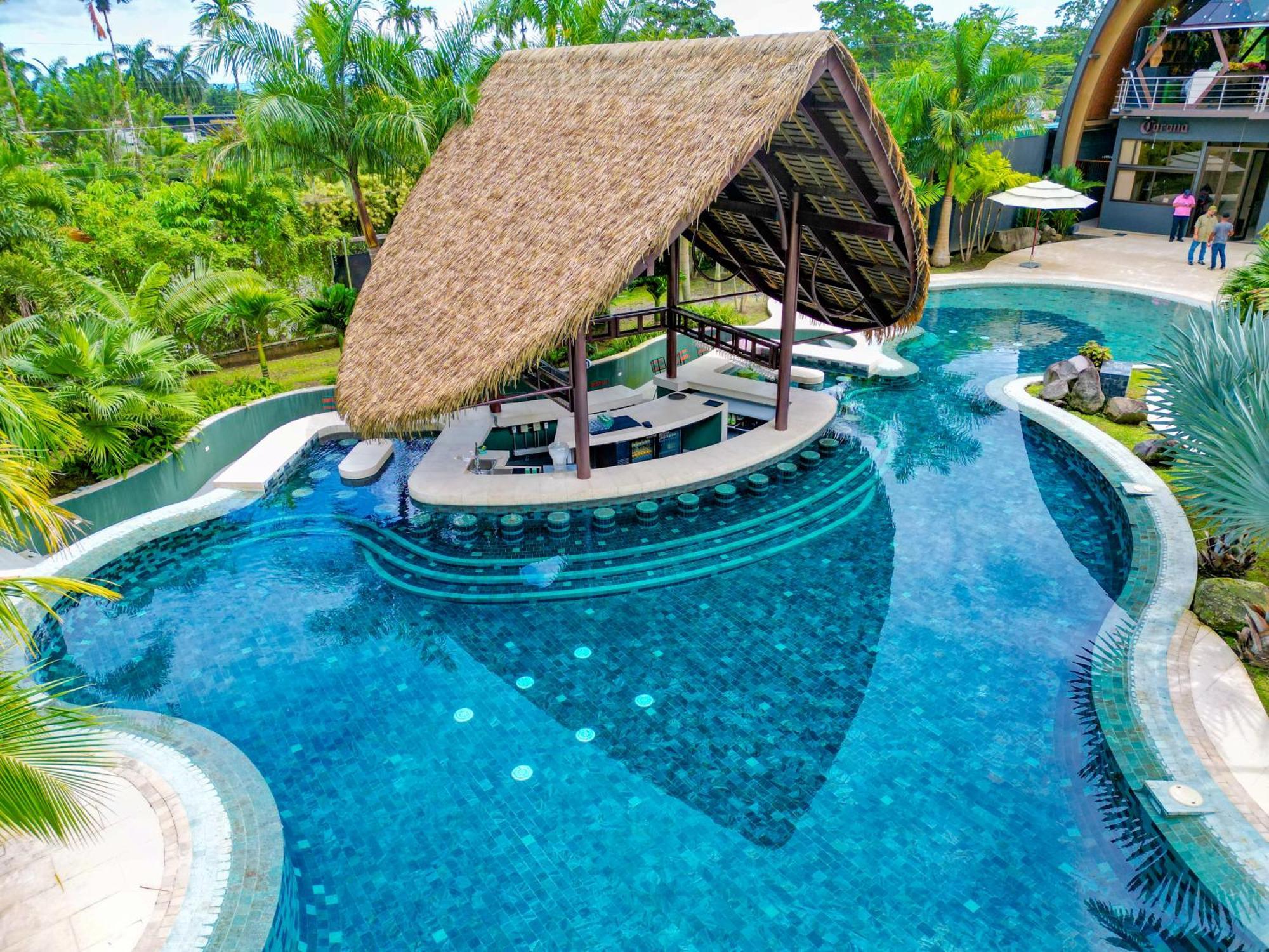 Arenal Backpackers Resort La Fortuna Exteriör bild The swimming pool at the resort