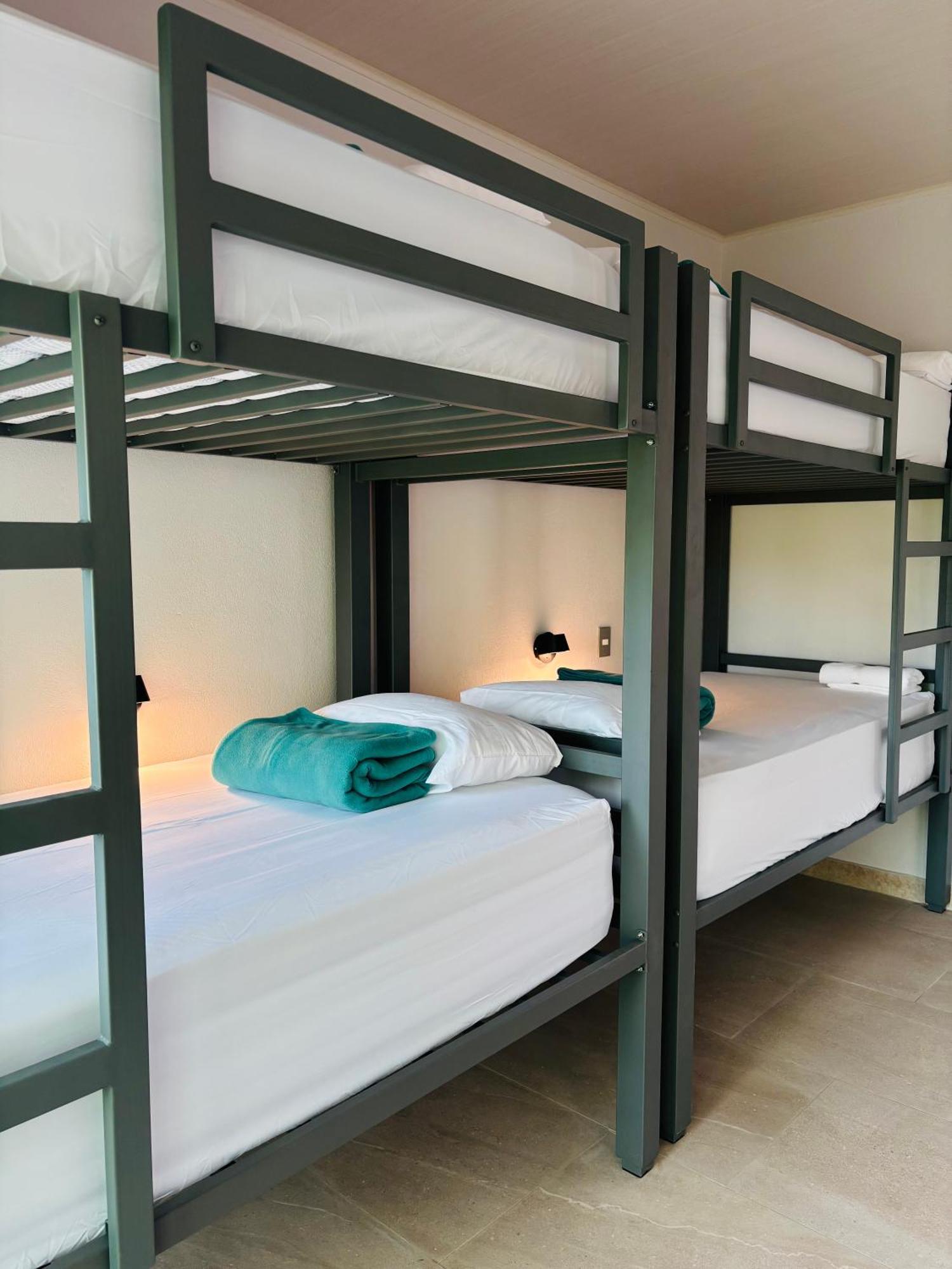 Arenal Backpackers Resort La Fortuna Exteriör bild Bunk beds in a hostel