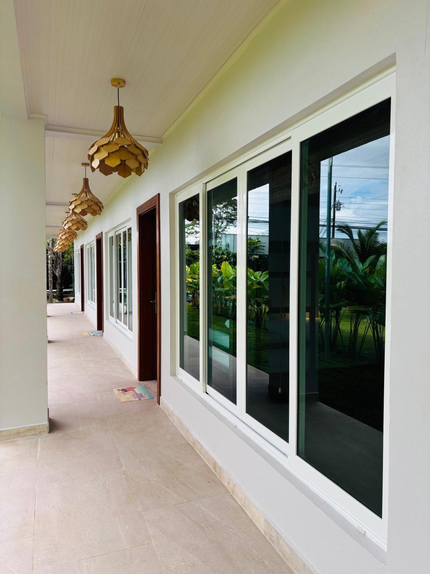 Arenal Backpackers Resort La Fortuna Exteriör bild A window with reflective glass