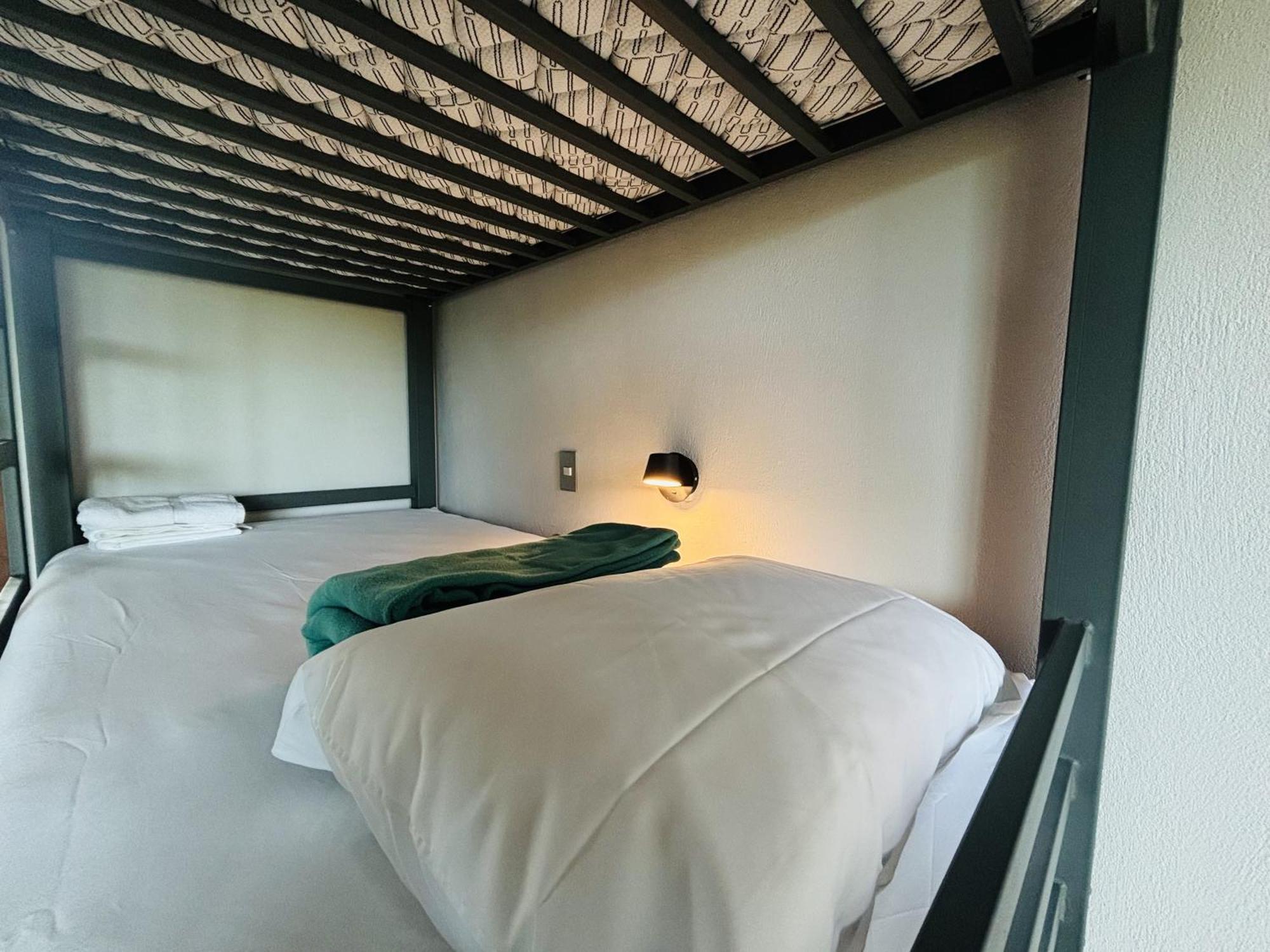 Arenal Backpackers Resort La Fortuna Exteriör bild Bunk beds at the KPH