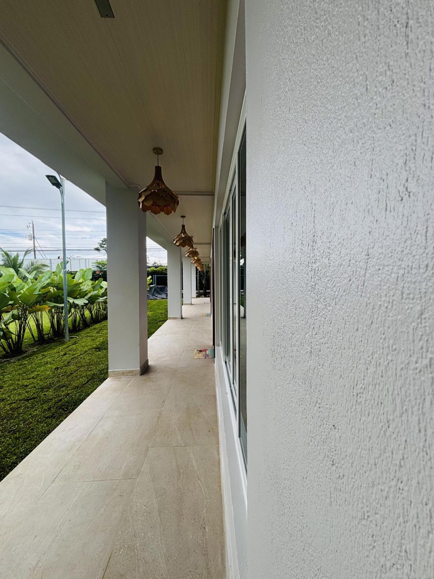Arenal Backpackers Resort La Fortuna Exteriör bild The corridor of the school