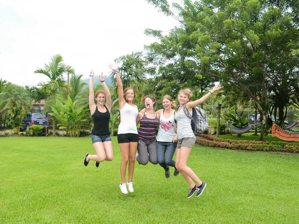 Arenal Backpackers Resort La Fortuna Exteriör bild Students jumping for joy