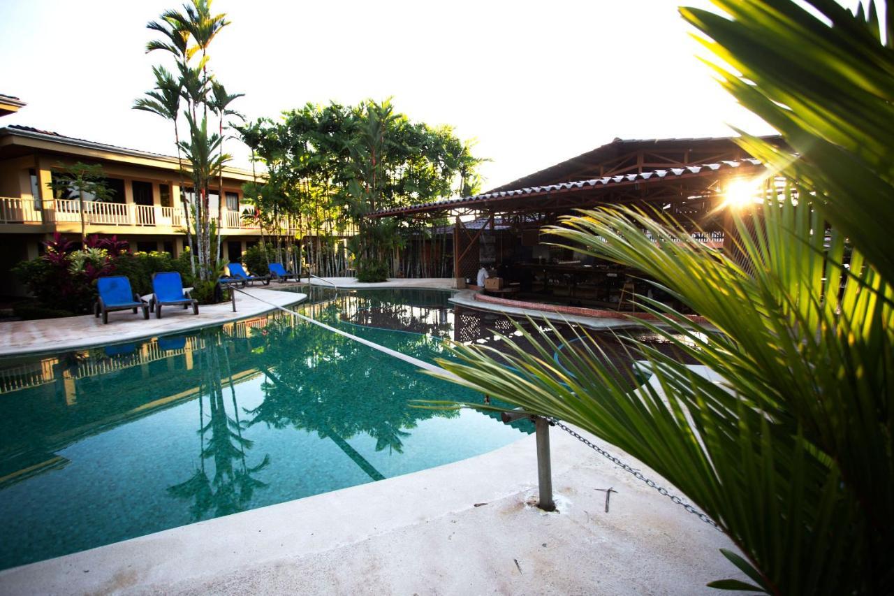 Arenal Backpackers Resort La Fortuna Exteriör bild The swimming pool at the hotel