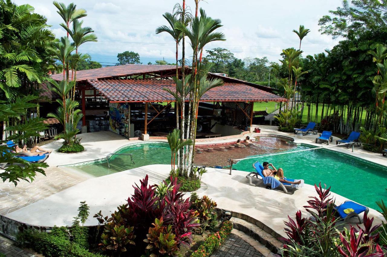 Arenal Backpackers Resort La Fortuna Exteriör bild The swimming pool at the resort
