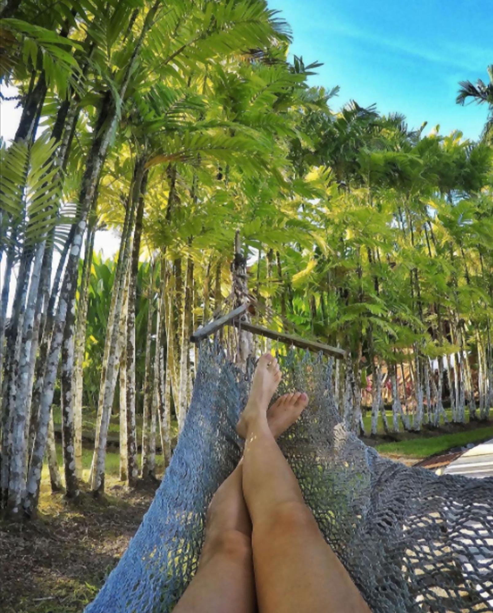 Arenal Backpackers Resort La Fortuna Exteriör bild A woman's feet in a hammock
